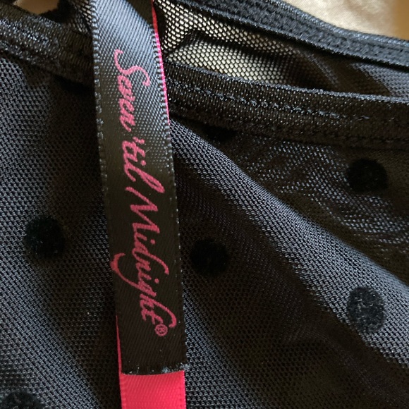 Seven till midnight M/L sheer top w/polka dots &key hole back with button - Picture 2 of 9